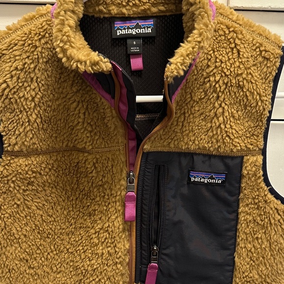 Patagonia Womens Brown Sherpa Vest with Black Chest Pocket and Pink Accents S - Picture 2 of 5